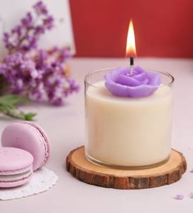 Une bougie parfumée romantique en verre avec un dessus floral unique. Il est conçu pour un usage chaleureux, idéal pour offrir en cadeau ou pour la décoration de la maison. - Product Image 2