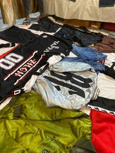 Veste en satin unisexe en gros, style Letterman personnalisé, vêtement d'extérieur zippé avec panneau métallique avant, vêtements de sport, vêtements d'hiver, service OEM - Product Image 2