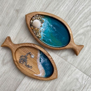 Planche à découper en bois et résine artisanale avec motif d'amour, élégante pour cuisines modernes, taille et couleur personnalisables, pour hacher et servir - Product Image 1