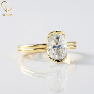 Bague de fiançailles et de mariage solitaire en or 10K avec moissanite taille coussin allongée de 2,50 carats et demi-sertissage clos - Product Image 3