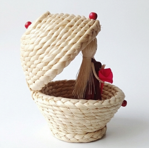 Panier en paille tressé avec poupée en robe rouge, décoration de la Saint-Valentin, pour intérieur, bureau, écologique, pièce unique - Product Image 2