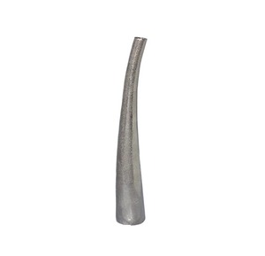 Vase contemporain en aluminium avec détails creux élégants pour des arrangements floraux décoratifs - Product Image 4