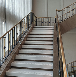 Rampe d'escalier en laiton et fer de qualité supérieure avec finition dorée élégante et motifs décoratifs, balustrade en fer noir avec dessus en bois - Product Image 5