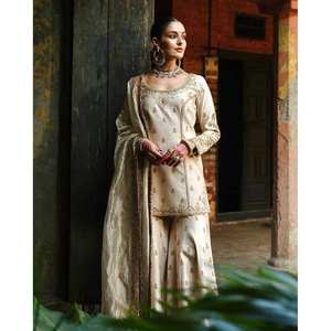 Ensemble de costume en mousseline de soie de créateur, taille 2XL, manches trois-quarts, avec broderies de paillettes et de zari - Product Image 5