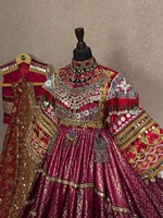 Robe courte afghane artisanale ornée de pompons multicolores, d'incrustations de miroirs complexes et de motifs tribaux Kuchi authentiques