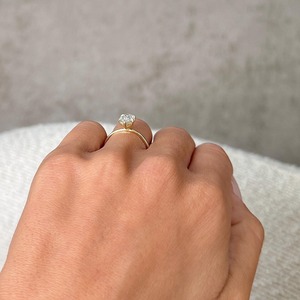 Anillo de Compromiso Clásico con Diamante Cultivado en Laboratorio de Corte Marquesa de 1 Quilate, Certificado IGI, E-VVS2, Solitario con Halo Oculto, Banda de Oro Sólido de 14k - Product Image 3