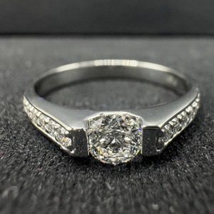 Bague de fiançailles en or blanc 8k avec diamant de laboratoire taille ronde 0,80 carats total, certifiée IGI, sertie par tension - Product Image 6