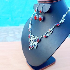 Pendentif élégant en argent sterling avec grenat rouge, bijou de pierres précieuses, cadeau d'anniversaire - Product Image 4