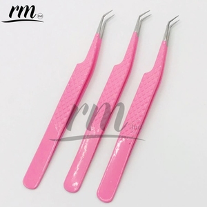 Pince à épiler pour cils RMI Baby Pink Powder Coated Color And Silver Tip, en acier inoxydable, pointe à 45 degrés. - Product Image 3