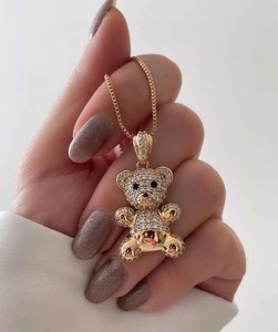 จี้หมีเท็ดดี้ขนาดเล็กสั่งทำพิเศษ ชุบทอง 18K ทำจากสแตนเลสประดับเพชรโมอิสซาไนต์ สำหรับสร้อยคอ - Product Image 2