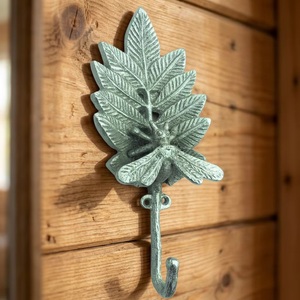Gancho de Pared Multifuncional Autoadhesivo de Hierro Fundido Vintage con Diseño Ajustable, Ecológico e Impermeable para Almacenamiento de Ropa - Product Image 4