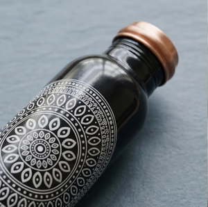 Juego de 2 Botellas Decorativas Modernas de Acero Inoxidable para Diwali, Botella con Diseño Impreso para Mesa de Noche (1000 ml + 2 x 275 ml) - Product Image 2