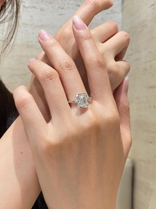 แหวนเพชรทรงเหลี่ยมมรกต 2 กะรัต เพาะเลี้ยงในห้องปฏิบัติการ รับรองโดย IGI สี F ความสะอาด VS+ ทองคำขาว 14K แหวนหมั้นเพชรเม็ดเดี่ยวสำหรับผู้หญิง ของขวัญ - Product Image 2