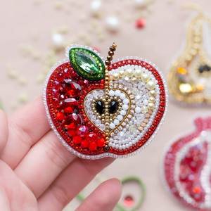 Broche de Manzana con Cuentas Hecho a Mano, Pin de Solapa, Accesorio de Moda de Lujo Ecológico para Prendas, Bordado Artesanal de Cristal Rojo, Blanco y Verde - Product Image 1