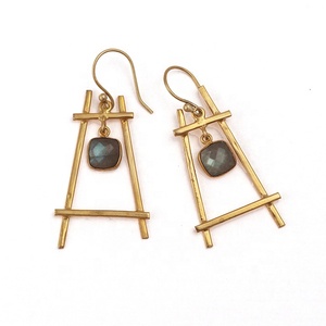 Boucles d'oreilles en labradorite plaquées or et faites à la main de créateur Style suspendu en forme de coussin avec boucle d'oreille à long crochet - Product Image 1