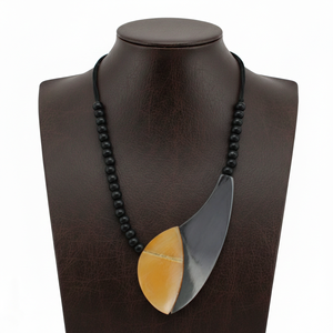 Collar colgante bohemio hecho a mano para mujer con piezas de cuerno de búfalo negro ahumado fusionado en cordones de algodón encerado ajustables - Product Image 3