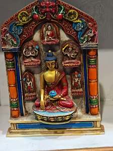 Statue de Bouddha bouddhiste en résine peinte à la main avec arche décorative et divinités pour la décoration de la maison - Product Image 2