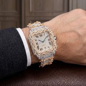 Montre-bracelet de luxe carrée sertie de diamants, avec lunette dorée ornée de motifs, cadran à chiffres romains, affichage de la date et bracelet luxueux serti de diamants. - Product Image 6