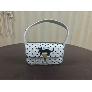 Sac à main en verre perlé artisanal, élégant et fait main, idéal pour les soirées et les mariages, en vente. - Product Image 1