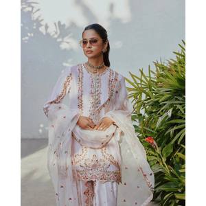 Conjunto de Ropa de Diseño Indio y Pakistaní para Fiestas, Top, Pantalón y Dupatta - Product Image 3