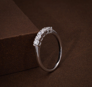 แหวนเงินวินเทจประดับเพชร รับรองโดย IGI สำหรับงานหมั้น งานแต่งงาน และโอกาสพิเศษสำหรับสุภาพสตรี ขายส่ง - Product Image 1