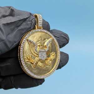 Pendentif Aigle Bicolore Texturé en Argent 925 Plaqué Or avec Moissanite VVS, Style Hip Hop, en forme de Cercle, type Médaillon Aigle en Vol - Product Image 3