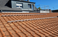 Rail de montage solaire robuste en aluminium standard pour les installations de toits en tuiles