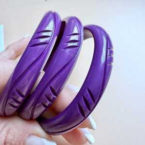 Bracelet en résine violette de Mme Polly, forme ronde, sculpté, artistique, bijoux artisanaux - Product Image 1