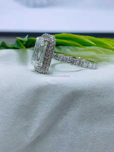 Anillo de oro blanco con diamante de corte esmeralda y piedras laterales, un diseño geométrico elegante con brillo intenso y lujo contemporáneo. - Product Image 3