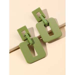 Pendientes de Resina Elegantes con Acabado Brillante, Diseño Moderno, Accesorios de Moda Duraderos y de Lujo, Diseñados por Artesanos Expertos, Moda de Cristal - Product Image 1