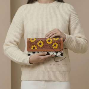 Portefeuille long pour femme en cuir véritable de vache à poils, sculpté à la main motif tournesol, style vintage floral, pochette de cowgirl, OEM - Product Image 1