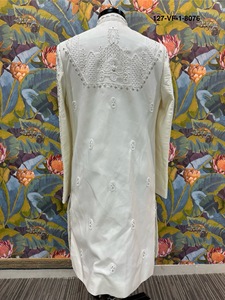 Traje de Novio Taj Heritage Sherwani Blanco Monocromático Plateado con Relieve 3D de Flores de Diamante y Diseño Divine Touch - Product Image 4