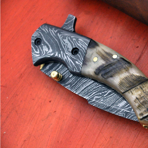 Cuchillo de caza de acero de Damasco con hoja de punta caída, perilla para el pulgar y mango de hueso, para uso en camping al aire libre. - Product Image 3