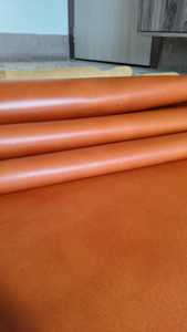 Peaux de buffle de qualité supérieure, sélectionnées pour leur durabilité et leur texture exquise. Parfaites pour la fabrication artisanale de cuir haut de gamme. - Product Image 3