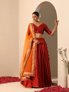 Lehenga Choli Rojo con Detalles en Naranja y Dupatta en Contraste |   Ropa Étnica Tradicional India de Diseño para Bodas y Fiestas para Mujeres - Product Image 4