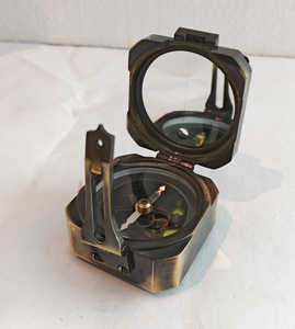 Brújula Náutica Kelvin & Hughes de Latón Macizo, Acabado Antiguo Vintage, Brújula de Navegación Marina - Product Image 1