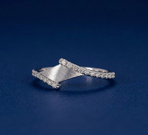 Anillo de Diamantes Cultivados en Laboratorio de Oro de 14K, Anillo de Boda Moderno con Diseño Chevron, Anillo Apilable Minimalista con Diamantes - Product Image 2