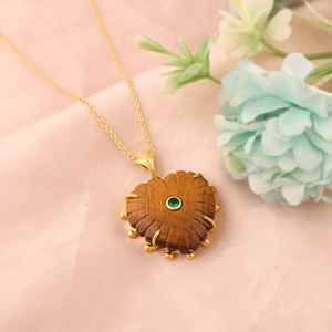 Collar con colgante en forma de corazón de ojo de tigre natural con circonita cúbica, latón chapado en oro de 18k, collar de cuentas de diseño tallado a mano. - Product Image 2