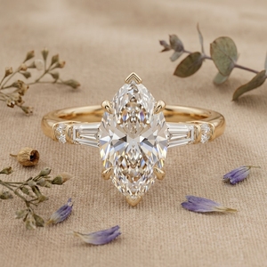 Bague de fiançailles en moissanite taille marquise pour femme, or 14 carats, solitaire, pierres latérales baguette, luxe moderne minimaliste, IGI - Product Image 2
