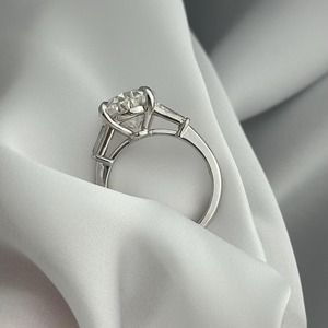 Anillo de Compromiso de Lujo con Diamante Ovalado de 5 Quilates E VVS2 Cultivado en Laboratorio, con Tres Piedras y Piedras Laterales Baguette en Oro Blanco o Platino - Product Image 2