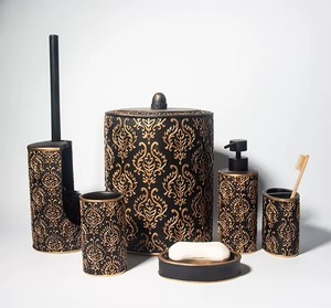 Juego de accesorios de baño metálicos personalizables al por mayor, con diseño oscuro y detalles en oro. - Product Image 1