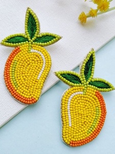 Pendientes de cuentas de mango hechos a mano de calidad de exportación, pendientes colgantes con diseño de fruta tropical para mujeres y niñas, accesorios llamativos. - Product Image 1