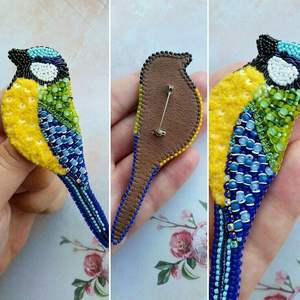 Broche Colibri Irisé Nuit Noire, Perles Violettes et Perles de Verre Azur Perlées à la Main, Épingle de Revers Oiseau de Luxe pour Femme - Product Image 4