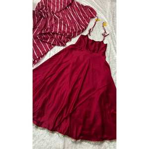 Belle robe de soirée pour les fêtes, robe élégante avec des broderies - Product Image 3