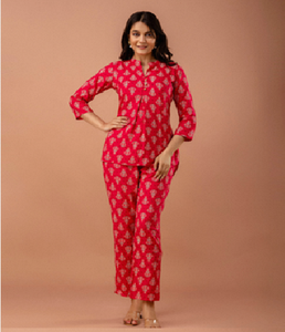 Conjunto de Pijama Elegante para Mujer, Tejido en Rayón Estampado, Top de Manga Tres Cuartos y Pantalón, Ropa de Dormir Cómoda - Product Image 1