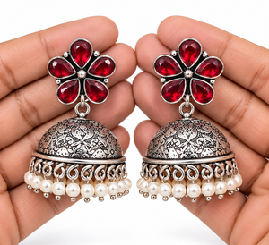 Boucles d'oreilles Jhumka en argent oxydé avec pierre rouge en forme de fleur |   Fabricant de bijoux fantaisie artificiels en gros, OEM ODM - Product Image 1