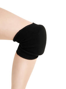 Rodillera de compresión acolchada negra con soporte y protección - Product Image 1