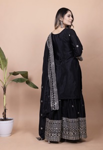 Superbe ensemble trois pièces Salwar Kameez en soie Chinon avec motif à sequins, Kameez court fluide, Sharara et broderies lourdes pour femme - Product Image 6