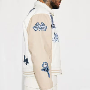Chaqueta Varsity Beige Crema Personalizada OEM para Hombre, Bordado Chenille, Gráfico de Cupido, Parches, Cuerpo de Lana, Mangas de Cuero, Estilo Urbano - Product Image 3