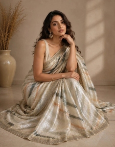 Sari de satén de seda con estampado geométrico para mujer KV, estilo Bollywood, con blusa sin coser, antiarrugas para otoño (blanco crema) - Product Image 1
